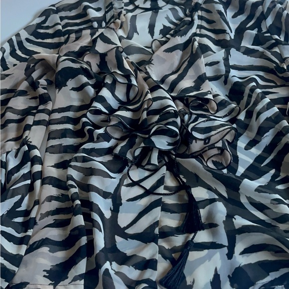 H&M Black and White Zebra Blouse - Picture 6 of 9